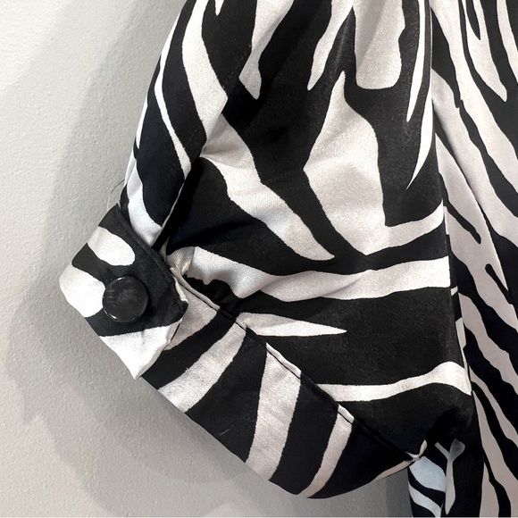 GUESS Black & White Animal Print Button-Up Top size- small - Picture 3 of 5